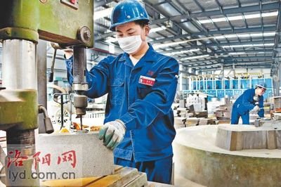 洛陽利爾耐火材料公司:研發(fā)新型材料 拓寬市場空間_新聞中心_洛陽網